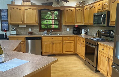 Topton Cabin | Sleepy Bear Lodge. Fire Pit + Starter Wood + Fast Starlink Wi-Fi + Full Kitchen.
