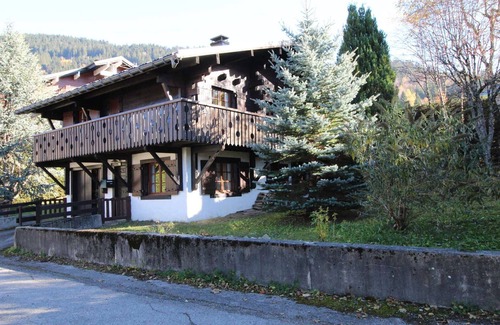 Les Carroz-d'Araches Ski Chalet | Slope-Side Chalet with 4 Bedrooms, Mountain Views, and Modern Amenities
