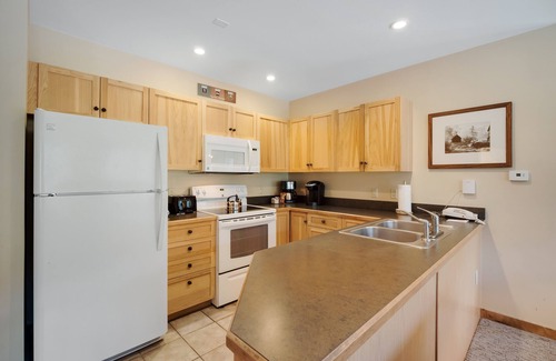 River Run Condo | Slope Views, Cozy 2 King Beds, Pinball, Short 5 minute Walk to Everything!