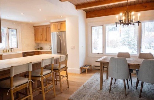 Ludlow House | Slopeside 4-BR Lodge At The Base of Okemo Mountain