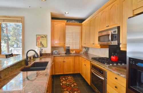 Mountain House House | Slopeside 4BR Townhome - Next to Lifts - Private Hot Tub - Garage!
