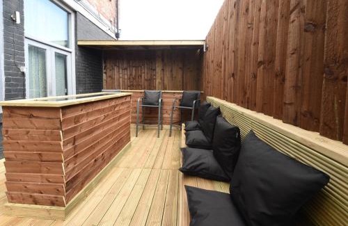 Manchester City Centre Apartment | Slps 14 Hot Tub, Bar & Outdoor Terrace
