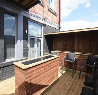 Manchester City Centre Apartment | Slps 14 Hot Tub, Bar & Outdoor Terrace