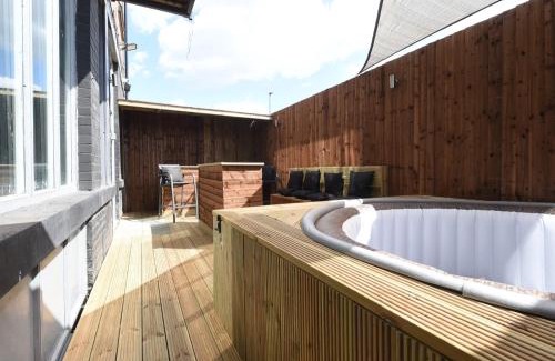 Manchester City Centre Apartment | Slps 14 Hot Tub, Bar & Outdoor Terrace