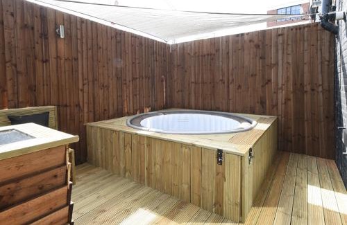 Manchester City Centre Apartment | Slps 14 Hot Tub, Bar & Outdoor Terrace