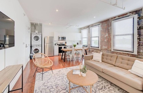Downtown Memphis Apartment | SM 304 · Premiere Location - Historic w/Modern Amenities!