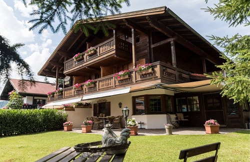 Entfelden Apartment | Small attic apartment with south-facing balcony and mountain view