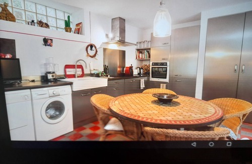 Camaret-sur-Aigues House | Small atypical village house