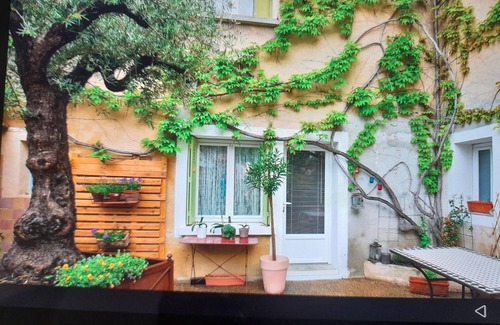 Camaret-sur-Aigues House | Small atypical village house