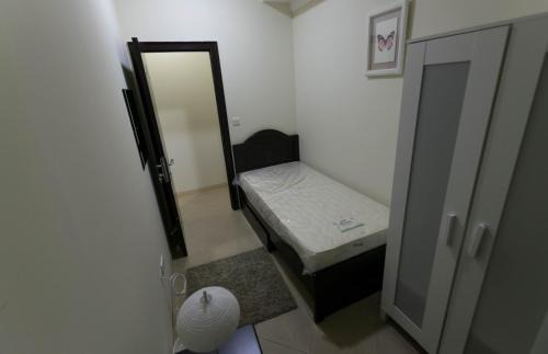Dubai House | Small Budget Rooms for 'girls' only in Dubai, Marina