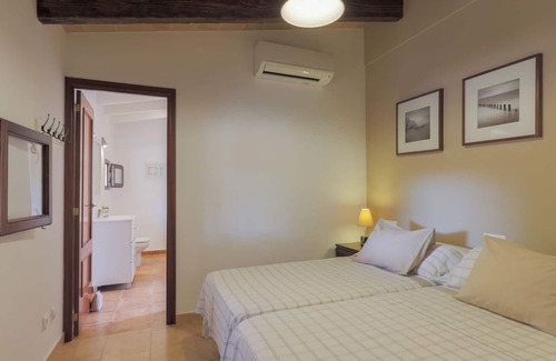Es Llombards Cottage | Small finca with private pool and garden