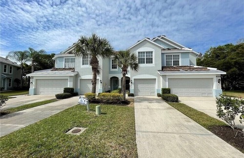 Biggar House | Small gated townhome community in Fort Myers. Near Sanibel, Fort Myers Beach.