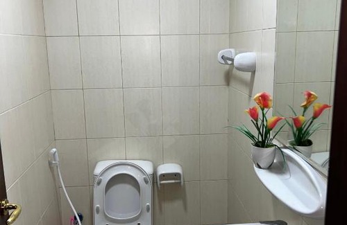 Ajman House | Small Room shared bath with beach access for single person or short stay couplesغرفة صغيرة مع حمام مشترك مع إمكانية الوصول إلى الشاطئ لشخص واحد أو للأزواج الذين يقيمون لفترة قصيرة
