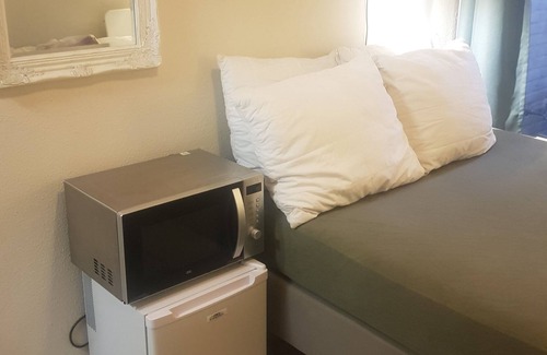 Duivendrecht Apartment | Small room with bathroom near van der madeweg metro station
