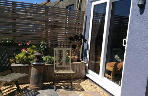 Porthleven Apartment | Small self contained room