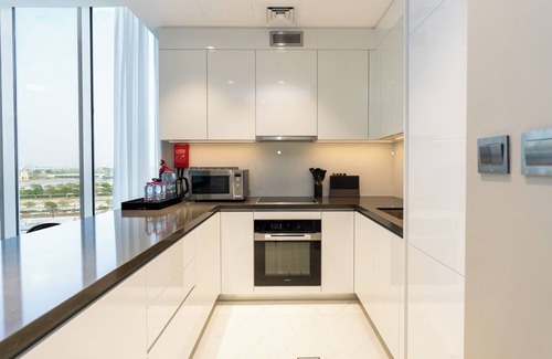 Dubai Apartment | Smart 1BR Apt – Ideal for Business or Short Stays