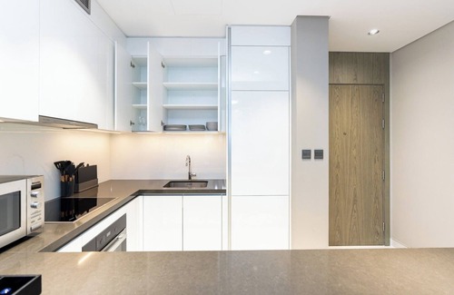 Dubai Apartment | Smart 1BR Apt – Ideal for Business or Short Stays