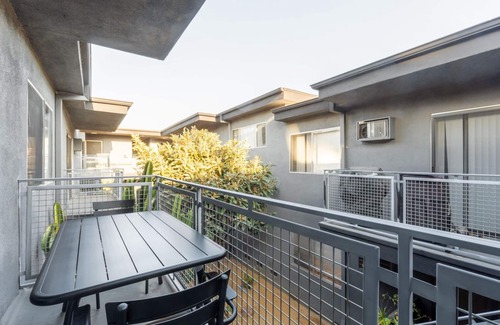 Sawtelle Apartment | Smart Brentwood 1BR w/W/D, nr. UCLA & Restaurants, by Blueground