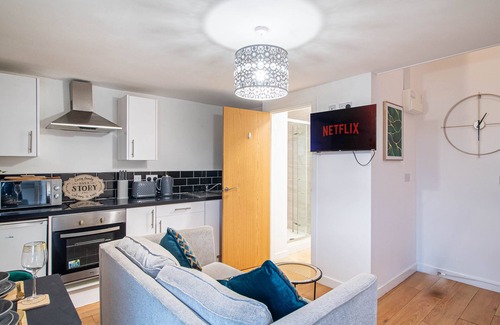 Leeds Apartment | Smart Stay for Contractors by Kirkstall Centre