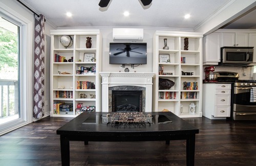 Alcona House | Smart stylish cottage house beside Lake Simcoe