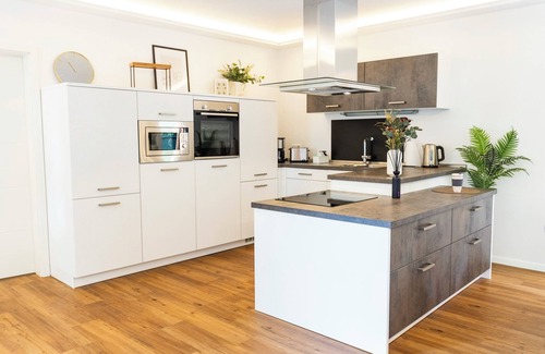 Bad Zwischenahn Apartment | SmartFewo: Suite | Central | Terrace | Parking