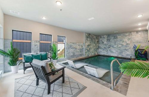 Sevierville Ski Chalet | Smith Creek Resort - 5 Bedrooms 20 Guest - Indoor Pool - Resort Amenities