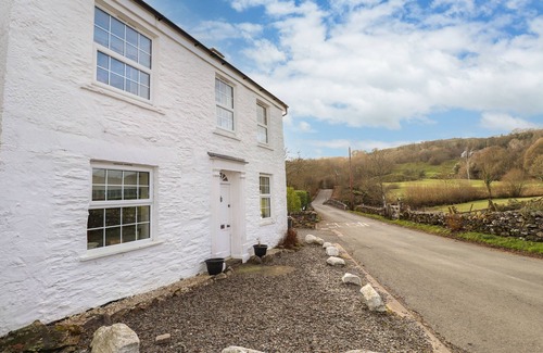 Bowland Bridge Cottage | SMITHY COTTAGE AT BOWLAND BRIDGE, pet friendly in Bowland Bridge