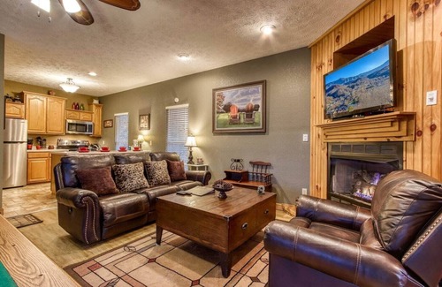 Chalet Village North House | Smokey SPECiAL! Private Creekside cabin - Couples/Families