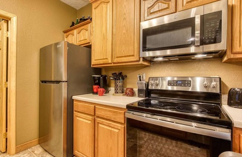 Chalet Village North House | Smokey SPECiAL! Private Creekside cabin - Couples/Families