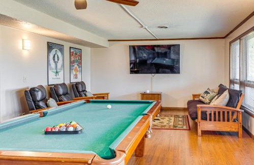 Gatlinburg - Pigeon Forge House | Smoky Mountain Views Spacious Home with EV Charger