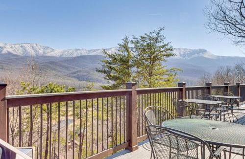 Gatlinburg - Pigeon Forge House | Smoky Mountain Views Spacious Home with EV Charger