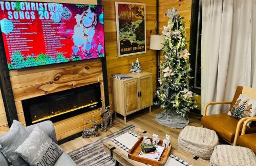 Gatlinburg - Pigeon Forge House | Smoky Mountains Cabin with Hot Tub, Fire Pit & Near Dollywood