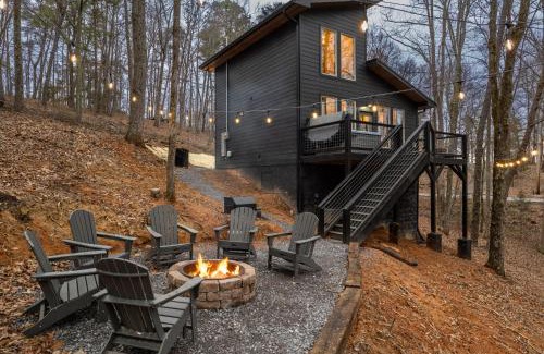 Gatlinburg - Pigeon Forge House | Smoky Mountains Cabin with Hot Tub, Fire Pit & Near Dollywood