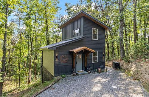 Gatlinburg - Pigeon Forge House | Smoky Mountains Cabin with Hot Tub, Fire Pit & Near Dollywood