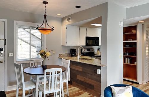 Gatlinburg - Pigeon Forge Apartment | Smoky Sunrise Getaway - Deer Ridge Mountain Resort C305