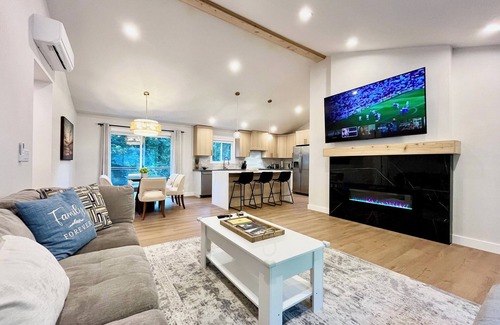 East Renton Highlands House | Snap-Worthy Cliffside Modern 4bed/2Bath Home w/AC, WIFI & Plenty of Parking!