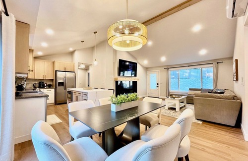 East Renton Highlands House | Snap-Worthy Cliffside Modern 4bed/2Bath Home w/AC, WIFI & Plenty of Parking!