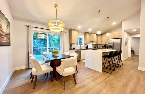 East Renton Highlands House | Snap-Worthy Cliffside Modern 4bed/2Bath Home w/AC, WIFI & Plenty of Parking!