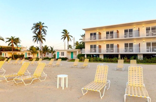 Islamorada Apartment | Snorkel and Kayak in Islamorada! Unit w/Balcony! Pets Allowed, FREE Parking