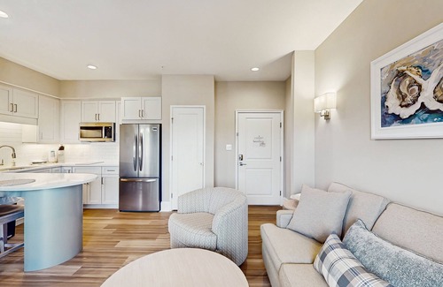Morehead City Condo | Snow-bird friendly coastal condo near harbor with private balcony