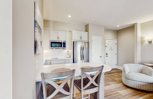 Morehead City Condo | Snow-bird friendly coastal condo near harbor with private balcony