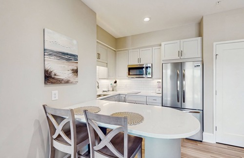 Morehead City Condo | Snow-bird friendly coastal condo near harbor with private balcony