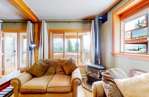 Snow Pine Estates Apartment | Snow Leopard's Retreat