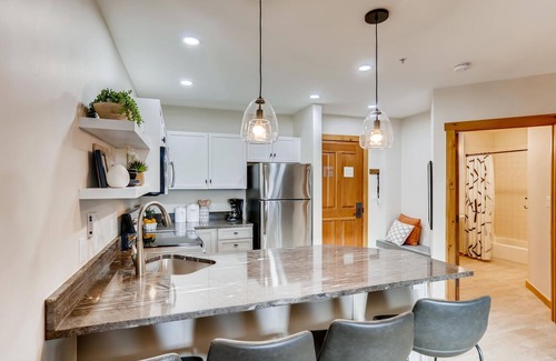 River Run Condo | Snow Life - 2bed/2bath Walk to Ski + Pool/Hot Tub