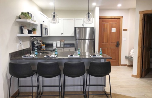 River Run Condo | Snow Life - 2bed/2bath Walk to Ski + Pool/Hot Tub