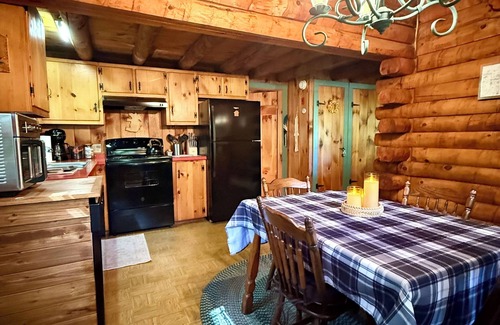 Wardsboro House | Snow Mountain Lodge- 6 miles from Mt Snow. Ski, Indoor Pool, Golf, Hike, Relax!