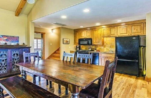 Tamarack Resort Cottage | Snow Pine Cottage - Delightful Cottage with Gas Fireplace