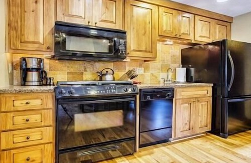 Tamarack Resort Cottage | Snow Pine Cottage - Delightful Cottage with Gas Fireplace