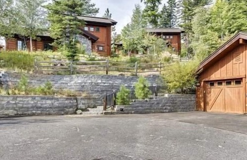 Tamarack Resort Cottage | Snow Pine Cottage - Delightful Cottage with Gas Fireplace