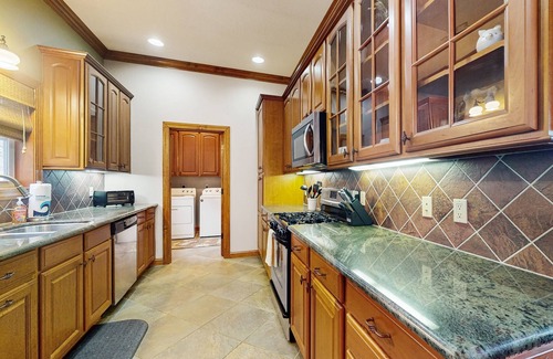 Whittier Condo | Snowbird-friendly mtn-view condo with heated pool, sauna, hot tub, pickleball